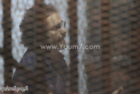  علاء عبد الفتاح أثناء حديثه من داخل القفص الزجاجى -اليوم السابع -5 -2015